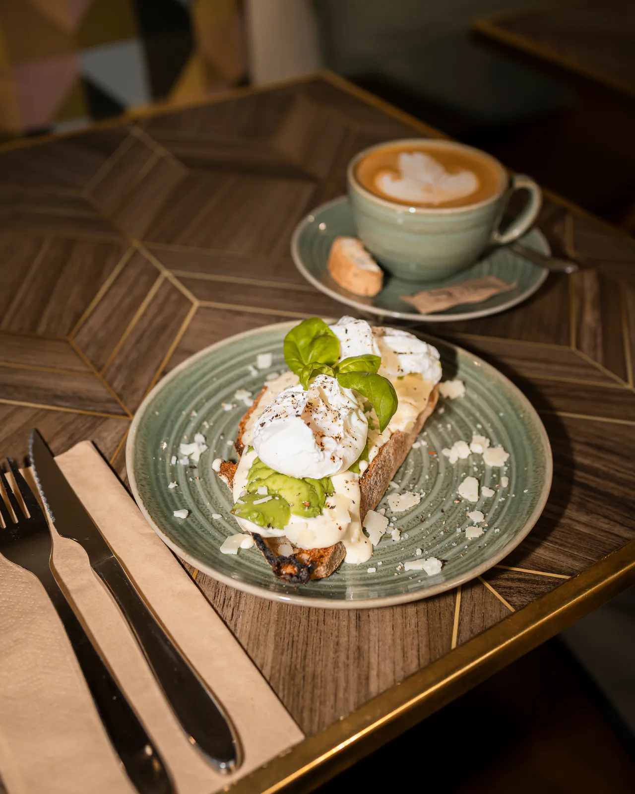 Sunny Benedict: pocherede æg og avocado på ristet surdejsbrød