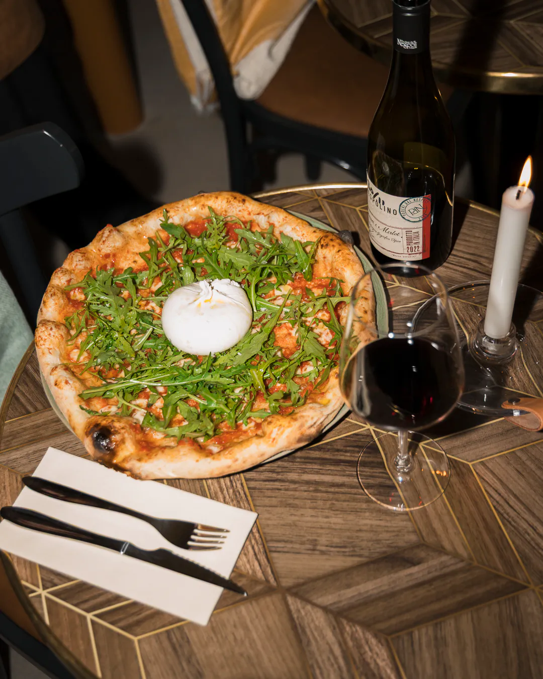 Surdejspizza med burrata og rucola
